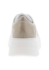 Sneaker mit einem glatten, metallic-beigen Rücken, weißer Plattformsohle, runder Form und einem Logo an der Ferse. Weiches Textilinnere sichtbar.