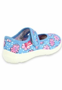 Blaues Stoffschuh mit pinkem Blumenmuster und weißen Punkten. Hat einen Klettverschluss und eine weiße Gummisohle.