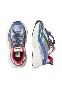 Scarpe sportive con materiali in rete e sintetici. Accenti blu, verdi e rossi, suola imbottita, lacci flessibili e fodera interna a contrasto.