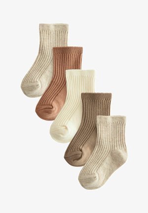 Set di cinque calzini a coste in beige, marrone chiaro, crema, marrone scuro e color terra. Ogni calzino presenta una texture morbida e un polsino elastico.