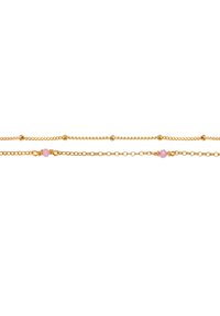 Collana a catena a strati in tono oro, composta da tre filamenti con anelli di diverse dimensioni e accenti di gemme rosa, mostrando una finitura liscia e lucida.