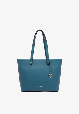 Modrý kožený taška přes rameno s dvěma dlouhými uchy, stříbrnými kovovými prvky, dekorativním štítkem a logem na spodní části. Hladká textura, strukturovaný tvar.