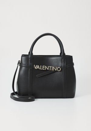 Czarna skórzana torebka z dwoma uchwytami i paskiem na ramię, z złotym logo "VALENTINO" na przednim panelu.