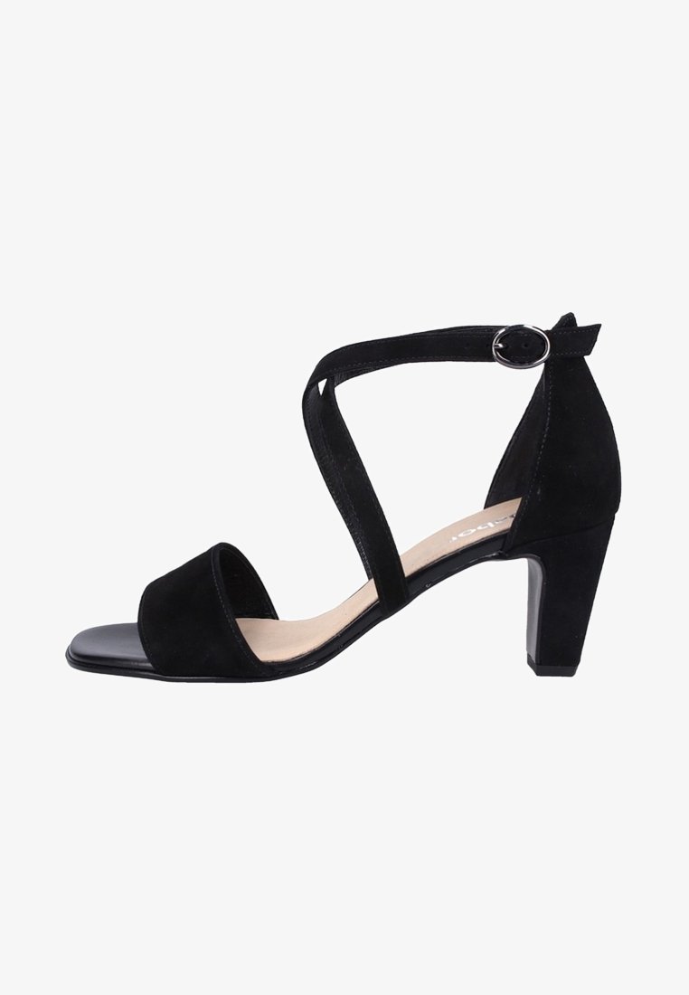 Sandale noire en daim à bout ouvert avec une bride unique sur les orteils, des brides croisées à la cheville, une fermeture à boucle et un talon carré.
