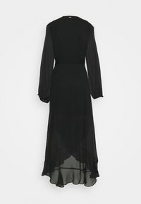 Robe midi noire à manches longues avec des manches transparentes et un ourlet asymétrique en couches, présentée de dos sur un fond blanc uni.