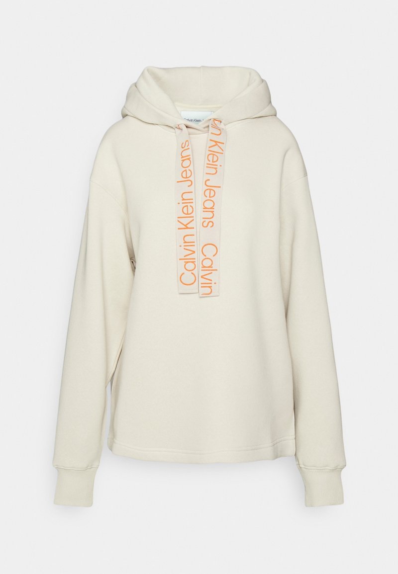 Sweat à capuche couleur crème avec manches longues et larges cordons imprimés de "Calvin Klein Jeans" en orange.