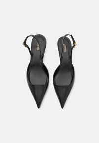 Sorte læder slingback hæle med spidse tæer, glat tekstur, ankelrem og guldfarvede spænde accenter. Mærkenavnet trykt i guld.