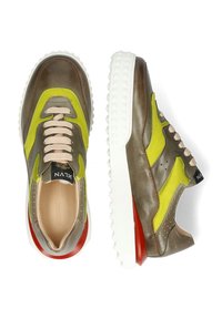 Ruskeat ja keltaiset nahkasneakersit, joissa on beige-nauhat, valkoiset tekstuuripohjat ja punaiset yksityiskohdat, esiteltyinä ylhäältä ja sivulta.