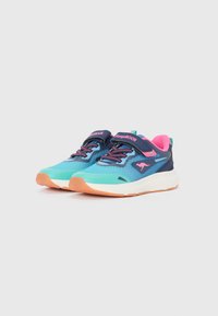Blaue und türkisfarbene Sportschuhe mit leichtem Design, rosa Akzenten, Obermaterial aus Mesh und Gummisohle mit strukturiertem Muster.