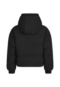 Čierna zateplená bunda s kapucňou, ktorá má prešívaný dizajn, elastické manžety a skrátený strih. Hladký povrch s matným finishom.