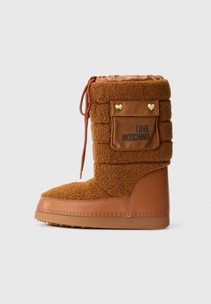 Barna, középig érő csizma texturált anyagból, bőr részletekkel, húzózsinóros záródással, elülső zsebben arany szív szegecsekkel és "LOVE MOSCHINO" logóval.