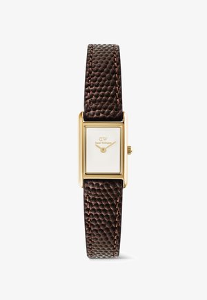 Ruutukujuline kuldne käekell valge sihverplaadi, minimalistlike kuldsete osutite ning tekstuurse tumepruuni nahkrihmaga, millel on nähtavad õmblused.