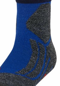 Calcetín con tela azul y gris, que presenta un patrón texturizado. Puño acanalado y acento rojo en contraste en la suela. Material suave y duradero.