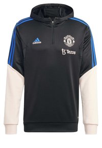 Felpa nera con zip a un quarto, logo Adidas, emblema del Manchester United, strisce blu sulle spalle e maniche crema. Materiale morbido e atletico.