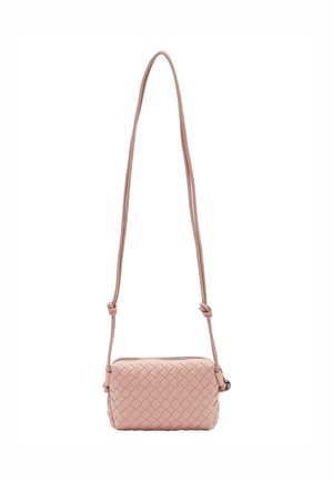 Světle růžová tkaná kožená crossbody taška obdélníkového tvaru, se zipovým uzávěrem a dlouhým nastavitelného popruhem. Disponuje tkanou texturou.