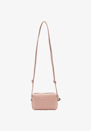 Borsa a tracolla in pelle intrecciata di colore rosa chiaro, di forma rettangolare, con chiusura a zip e lunga tracolla regolabile. Presenta una texture intrecciata.