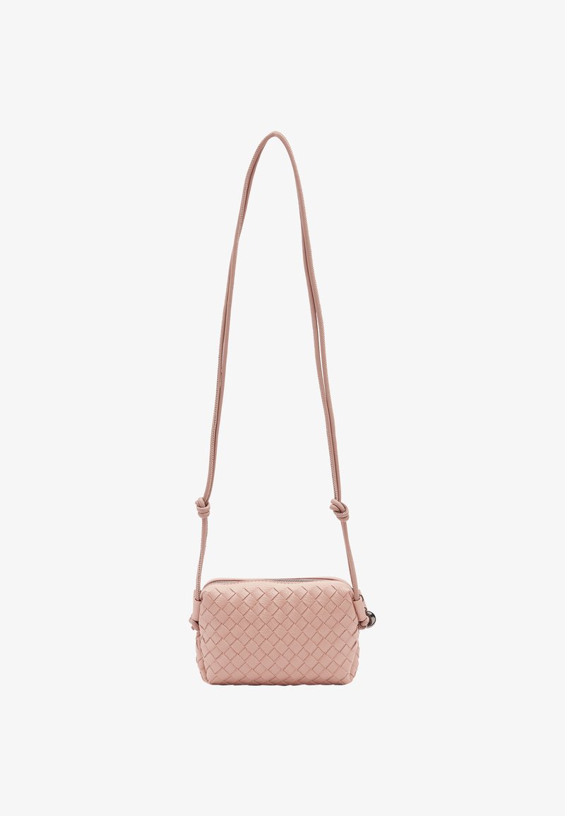 Lyserød vævet læder crossbody taske med rektangulær form, lynlås lukning og lang justerbar rem. Har en flettet tekstur.
