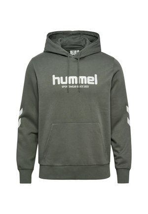 Ciemnozielona bluza z kapturem z przednią kieszenią, białym logo hummel na piersi i białymi paskami w kształcie jodełki na rękawach.