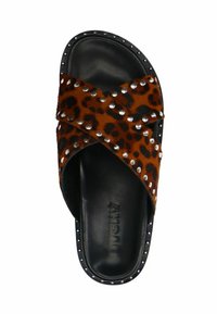 Leren sandaal met luipaardprint en glanzende zilveren studs, met gekruiste bands en een zwarte zool, vervaardigd uit zacht synthetisch materiaal.