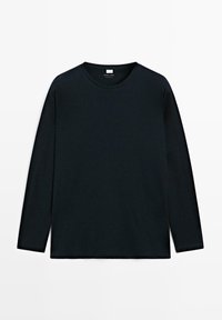 Sort langærmet t-shirt lavet af blødt stof. Har rund halsudskæring og lige kant med minimal detaljer for et klassisk look.