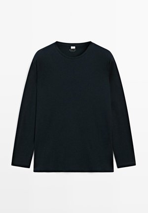 T-shirt noir à manches longues en tissu doux. Présente un col rond et un ourlet droit avec un minimum de détails pour un look classique.