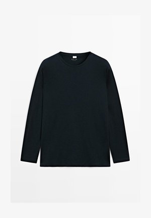 Schwarzes langärmeliges T-Shirt aus weichem Stoff. Verfügt über einen runden Halsausschnitt und einen geraden Saum mit minimalen Details für einen klassischen Look.