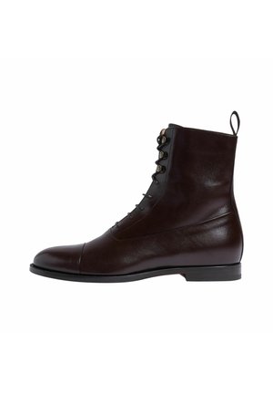 Dunkelbrauner, polierter Lederknöchel-Stiefel mit Schnürsenkeln, Kappenspitze, niedrigem Absatz und Zuglasche hinten.