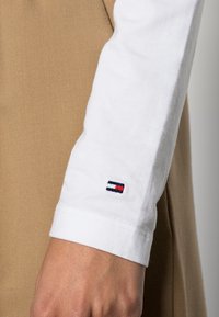 Tommy Hilfiger REGULAR - Camisola de manga comprida - white