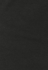 Tessuto nero a coste con una superficie testurizzata e linee verticali, adatto per applicazioni di abbigliamento o tappezzeria.