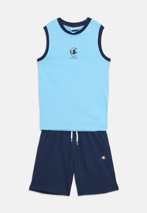 Haut sans manches bleu clair avec bord bleu foncé et logo, associé à un short bleu foncé à cordon avec logo sur la jambe gauche.