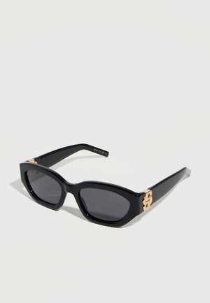 Μαύρα ορθογώνια γυαλιά ηλίου με σκοτεινούς φακούς και χρυσές λεπτομέρειες στα πλευρικά μέρη, σε ένα απλό φωτεινό φόντο.