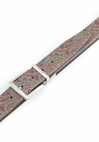 Ledergürtel mit Paisley-Muster in Rot-, Grün- und Goldtönen, mit einer silbernen Metallschnalle und mehreren Einstelllöchern.