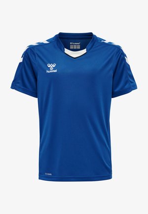 Niebieska sportowa koszulka z poliestru z krótkimi rękawami, kołnierzykiem w kształcie litery V, białymi paskami na ramionach i małym logo na piersi.