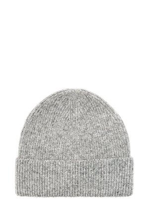 Szara dzianinowa czapka z prążkowanym wzorem. Posiada podwinięty mankiet i miękką fakturę, odpowiednia na zimną pogodę.