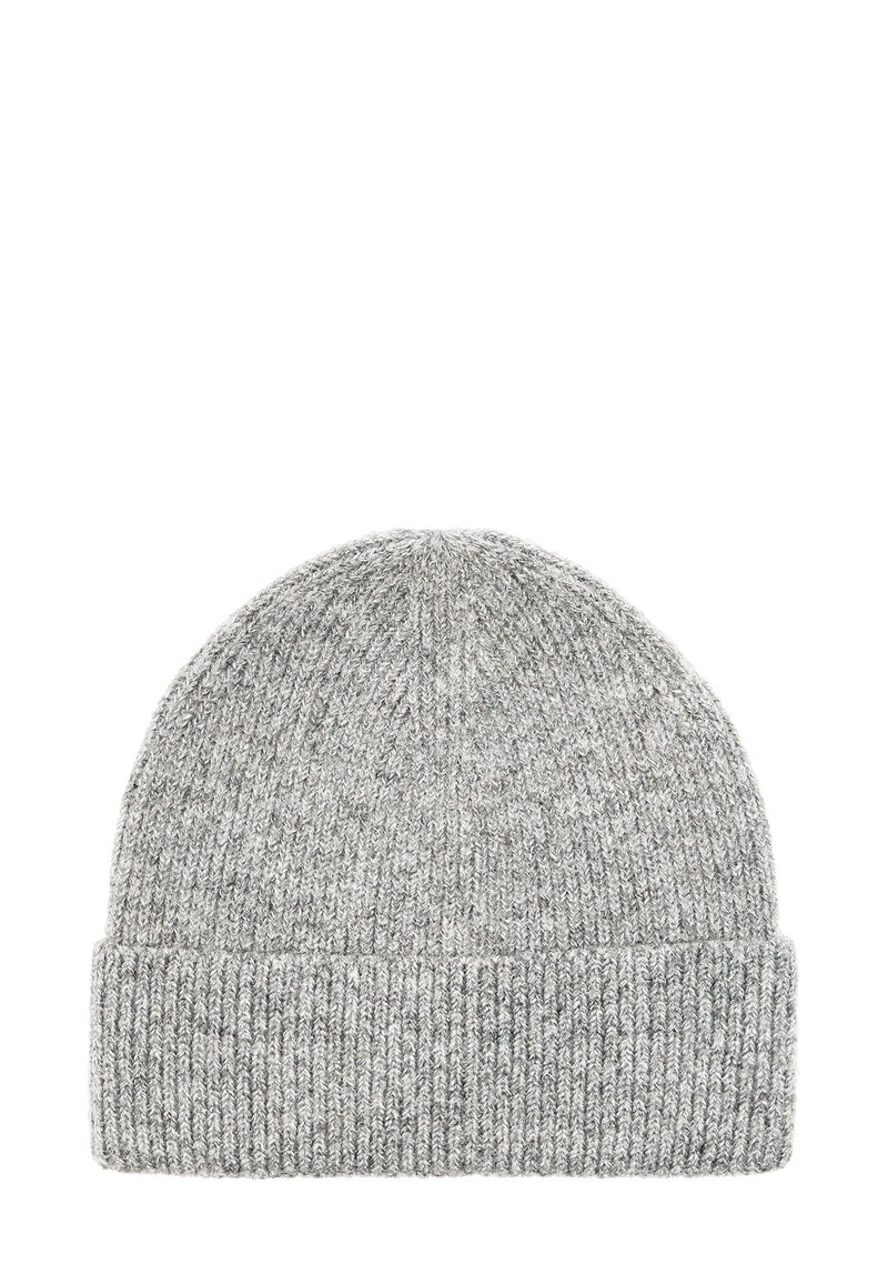 Szara dzianinowa czapka z prążkowanym wzorem. Posiada podwinięty mankiet i miękką fakturę, odpowiednia na zimną pogodę.