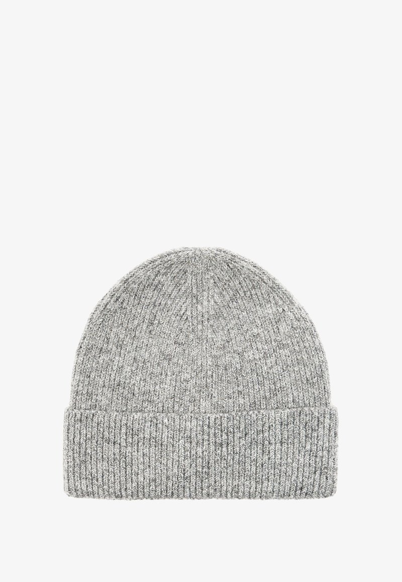 Szara dzianinowa czapka z prążkowanym wzorem. Posiada podwinięty mankiet i miękką fakturę, odpowiednia na zimną pogodę.