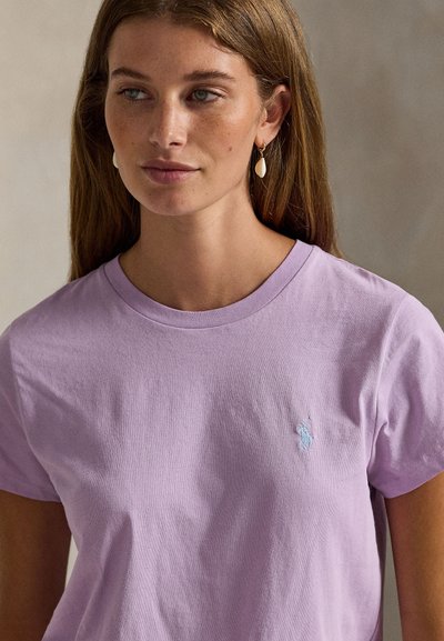 Μωβ κοντομάνικη μπλούζα από βαμβάκι με ριμπ λαιμόκοψη και μικρό κεντημένο λογότυπο στο στήθος. Ομαλή υφή.