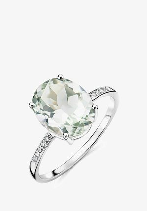Anillo de plata de ley con una piedra ovalada clara de gran tamaño, que presenta un engaste de cuatro garras y pequeñas piedras de acento claras en la banda.