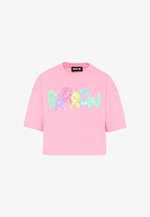 Różowy krótki, skrócony t-shirt z krótkim rękawem, z wielokolorowymi cekinowymi literami tworzącymi napis "BARROW" na przodzie.