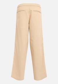 Pantalones de pierna ancha beige con cintura elástica, que cuentan con dos bolsillos traseros y una textura de tela suave y ligera.
