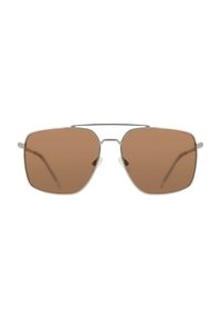 Brązowe okulary przeciwsłoneczne w kwadratowej oprawie, z metalowymi srebrnymi akcentami i smukłymi zausznikami. Posiadają podwójny mostek i gładką powierzchnię.