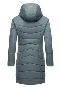 Vadderad kappa i dämpad teal med ett zick-zackmönster, långa ärmar, en huva och en beige logotypetikett på baksidan. Slätt, vattenavvisande tyg.