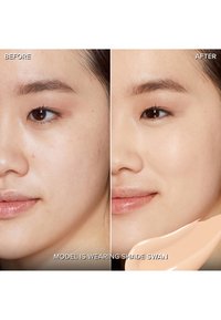 Vergleich von Foundation-Produkten: Die linke Seite zeigt Haut mit Unreinheiten; die rechte Seite zeigt einen glatten, gleichmäßigen Hautton in der Farbe Swan.