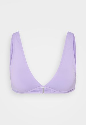 Fialový bikiny top s trojuholníkovým dizajnom pohárov, širokými ramienkami a strieborným zapínaním vpredu. Hladká, elastická textúra látky.
