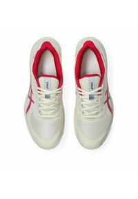 Vitaid riktiga skor med röda accenter, nätövre för andningsförmåga, snörningsdesign, vadderad krage och logodetalj på tungan.