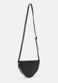 Borsa a spalla in pelle nera a forma di mezza luna, con una texture liscia, una sottile tracolla regolabile e un design minimalista.