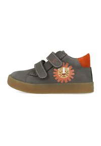 Zapato infantil de cuero gris con dos correas de Velcro, acento naranja en el talón y un gráfico de león en el lado, con una suela texturizada.
