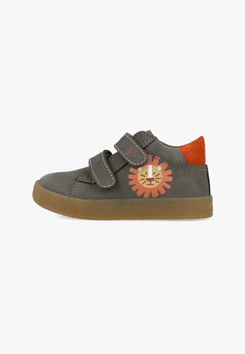 Zapato infantil de cuero gris con dos correas de Velcro, acento naranja en el talón y un gráfico de león en el lado, con una suela texturizada.