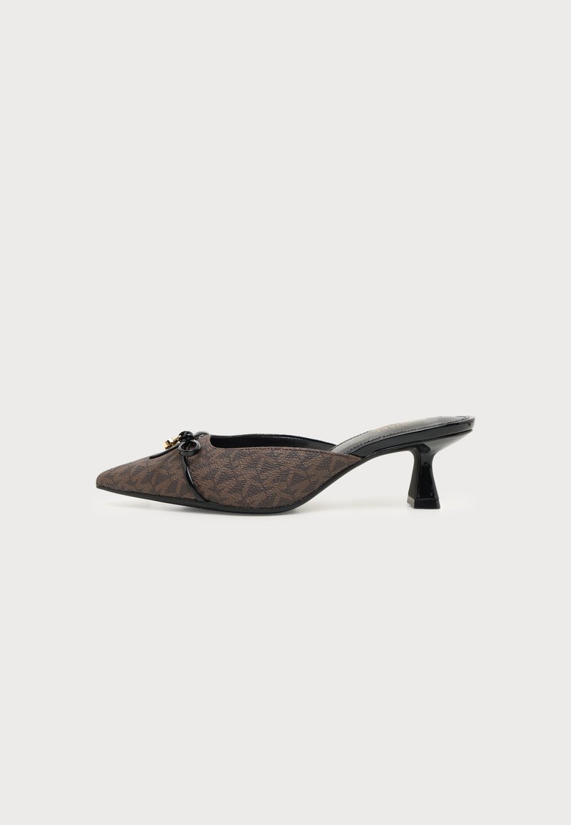 Mule marron à motifs, bout pointu, petit talon kitten noir et nœud décoratif doré et noir sur le dessus.