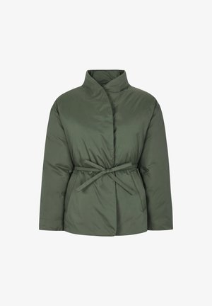Veste matelassée vert kaki avec un col haut, fermeture à lacer à l'avant et deux poches latérales. Texture lisse avec une coupe décontractée.